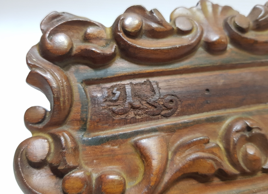 OSMANLI DÖNEMİ ÜZERİ EL OYMA İŞÇİLİKLİ VE OSMANLICA YAZILI AHŞAP VALİ MASAÜSTÜ İSİMLİĞİ