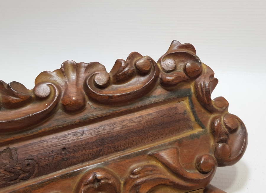 OSMANLI DÖNEMİ ÜZERİ EL OYMA İŞÇİLİKLİ VE OSMANLICA YAZILI AHŞAP VALİ MASAÜSTÜ İSİMLİĞİ