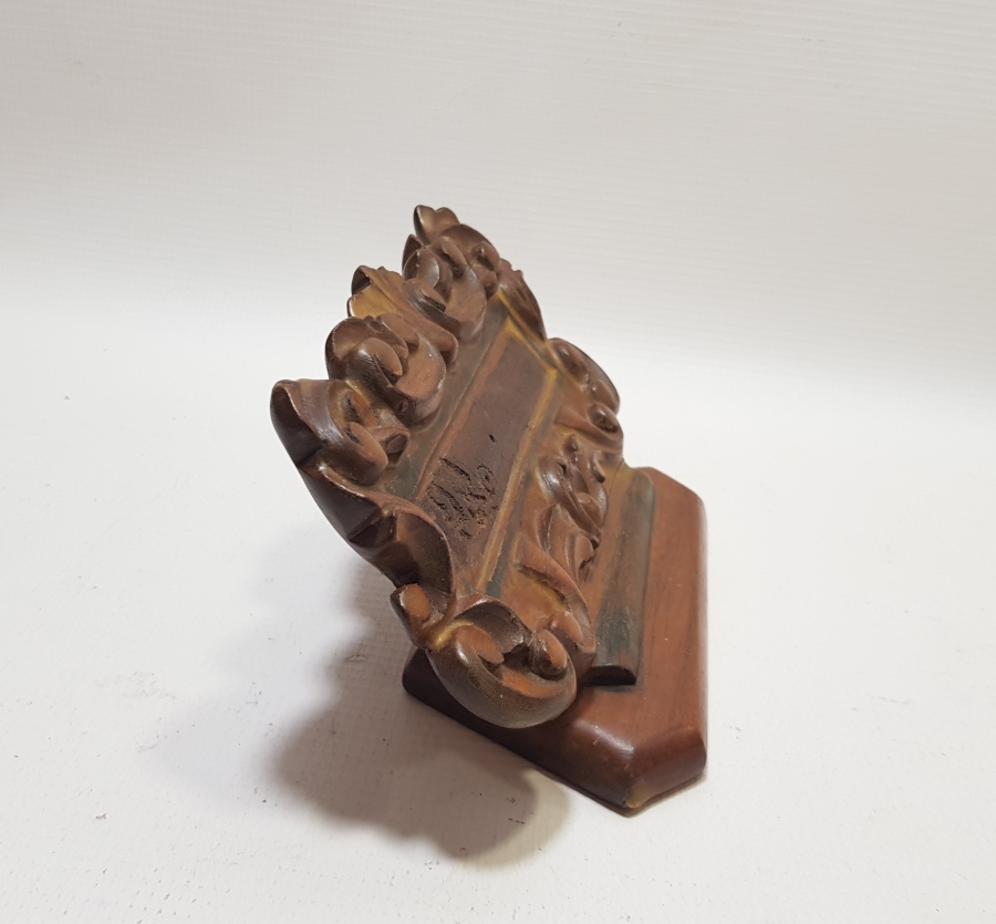 OSMANLI DÖNEMİ ÜZERİ EL OYMA İŞÇİLİKLİ VE OSMANLICA YAZILI AHŞAP VALİ MASAÜSTÜ İSİMLİĞİ