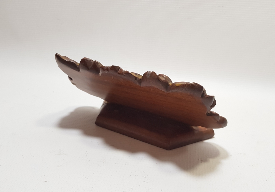 OSMANLI DÖNEMİ ÜZERİ EL OYMA İŞÇİLİKLİ VE OSMANLICA YAZILI AHŞAP VALİ MASAÜSTÜ İSİMLİĞİ