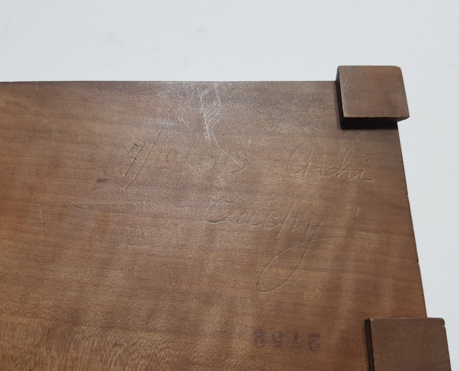 1919 TARİHLİ VE SANATÇISININ ADININ YAZILI OLDUĞU ANTİKA AHŞAP KAPAKLI KUTU