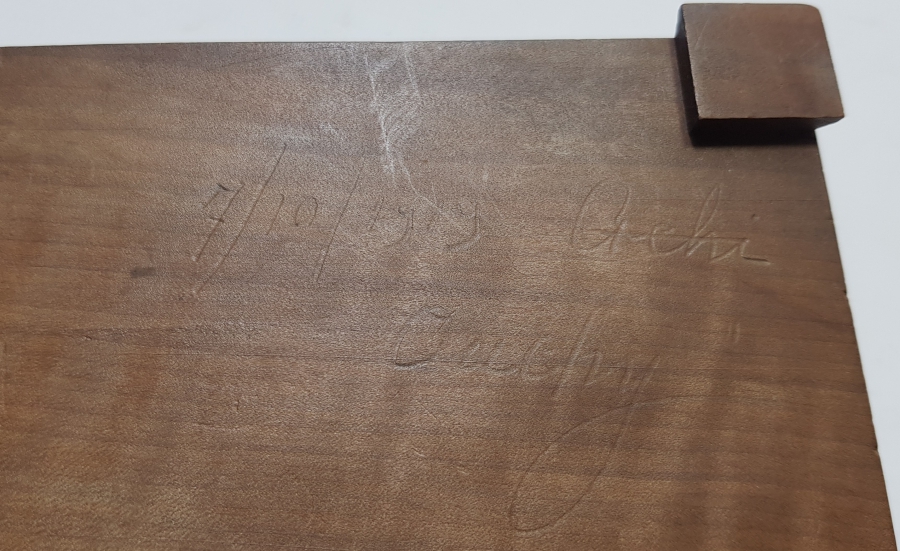 1919 TARİHLİ VE SANATÇISININ ADININ YAZILI OLDUĞU ANTİKA AHŞAP KAPAKLI KUTU