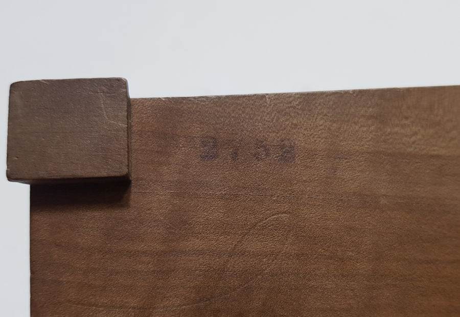 1919 TARİHLİ VE SANATÇISININ ADININ YAZILI OLDUĞU ANTİKA AHŞAP KAPAKLI KUTU