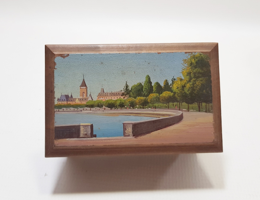 1919 TARİHLİ VE SANATÇISININ ADININ YAZILI OLDUĞU ANTİKA AHŞAP KAPAKLI KUTU