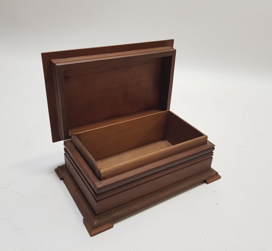 1919 TARİHLİ VE SANATÇISININ ADININ YAZILI OLDUĞU ANTİKA AHŞAP KAPAKLI KUTU