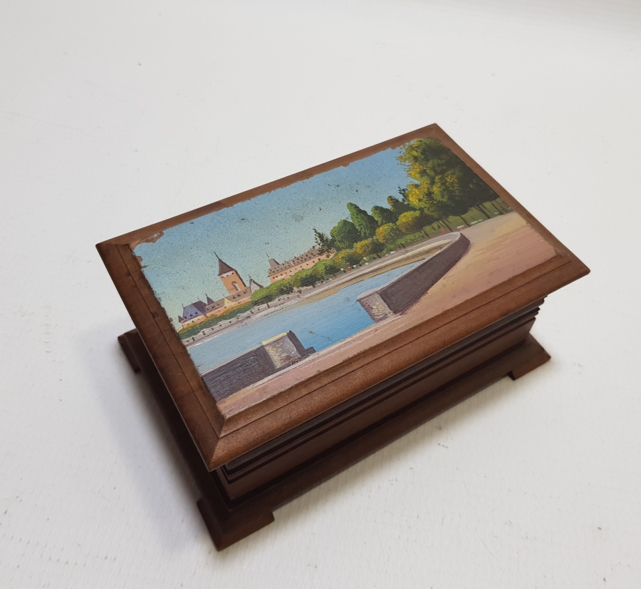 1919 TARİHLİ VE SANATÇISININ ADININ YAZILI OLDUĞU ANTİKA AHŞAP KAPAKLI KUTU