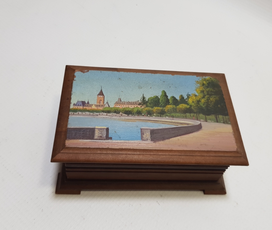 1919 TARİHLİ VE SANATÇISININ ADININ YAZILI OLDUĞU ANTİKA AHŞAP KAPAKLI KUTU