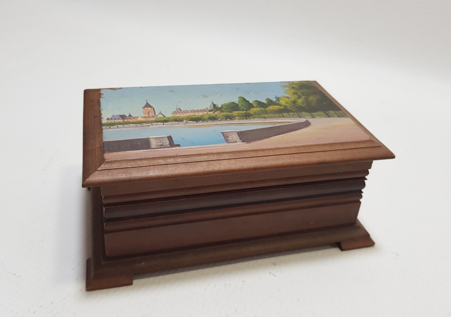 1919 TARİHLİ VE SANATÇISININ ADININ YAZILI OLDUĞU ANTİKA AHŞAP KAPAKLI KUTU