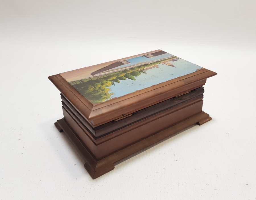 1919 TARİHLİ VE SANATÇISININ ADININ YAZILI OLDUĞU ANTİKA AHŞAP KAPAKLI KUTU