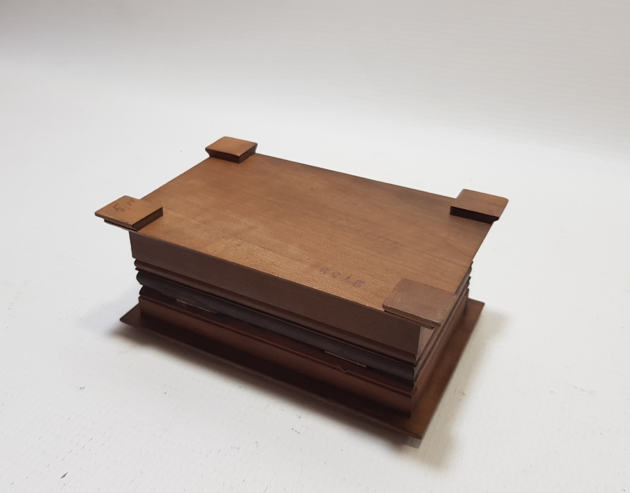 1919 TARİHLİ VE SANATÇISININ ADININ YAZILI OLDUĞU ANTİKA AHŞAP KAPAKLI KUTU