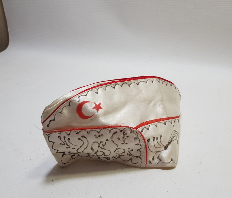 ÜZERİ OSMANLICA YAZILI VE AY YILDIZLI SÜNNET ÇOCUĞU ŞAPKASI