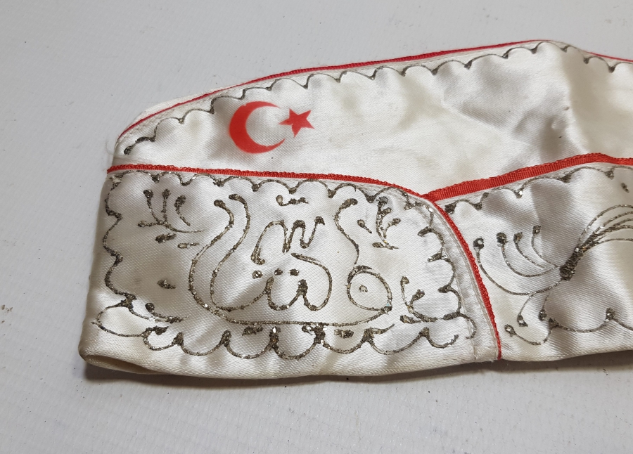 ÜZERİ OSMANLICA YAZILI VE AY YILDIZLI SÜNNET ÇOCUĞU ŞAPKASI