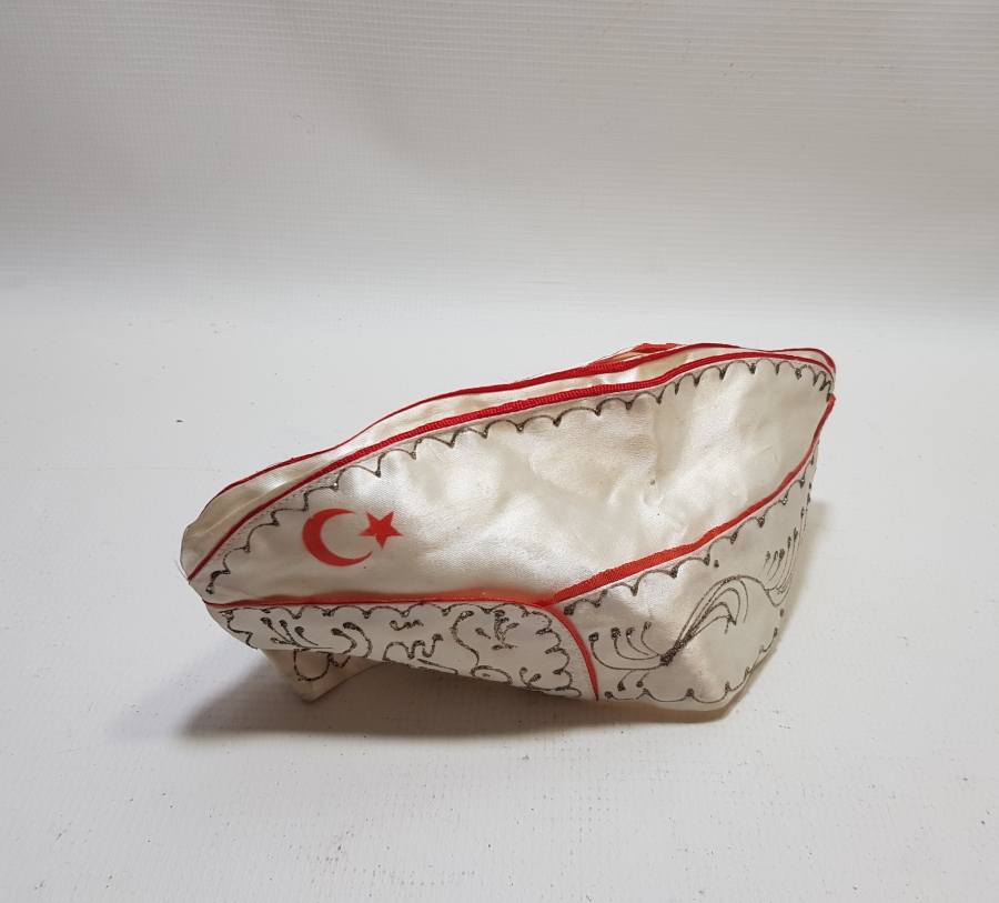 ÜZERİ OSMANLICA YAZILI VE AY YILDIZLI SÜNNET ÇOCUĞU ŞAPKASI