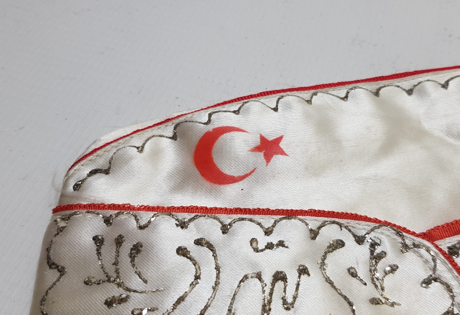 ÜZERİ OSMANLICA YAZILI VE AY YILDIZLI SÜNNET ÇOCUĞU ŞAPKASI