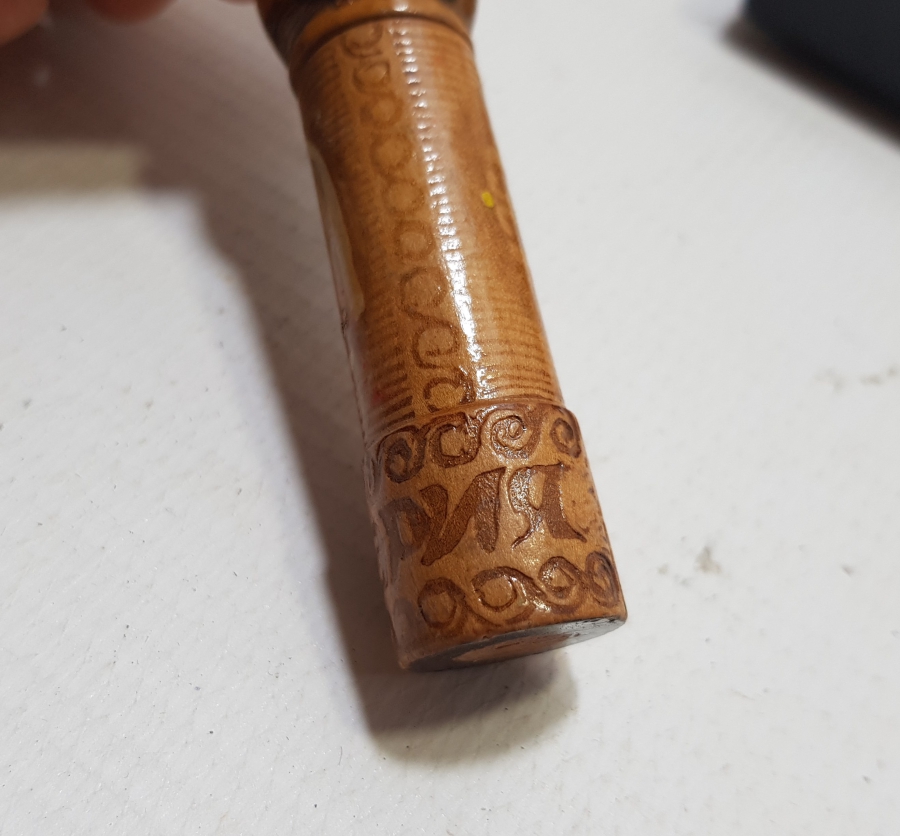 ÜZERİ EL BOYAMA İŞÇİLİKLİ ANTİKA AHŞAP İĞNEDAN