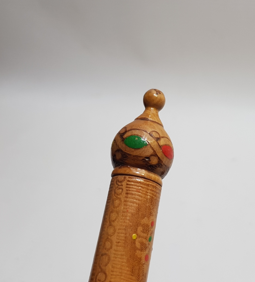 ÜZERİ EL BOYAMA İŞÇİLİKLİ ANTİKA AHŞAP İĞNEDAN