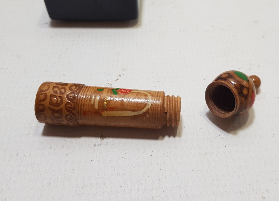 ÜZERİ EL BOYAMA İŞÇİLİKLİ ANTİKA AHŞAP İĞNEDAN