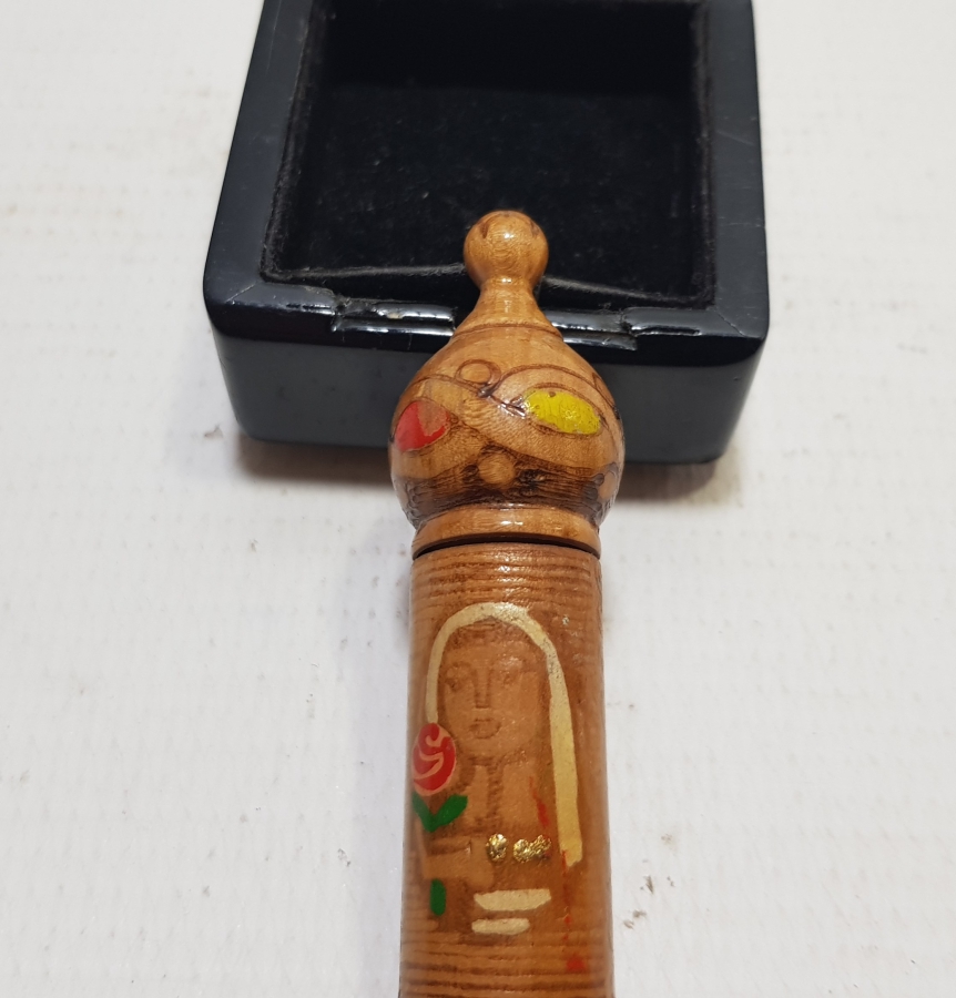 ÜZERİ EL BOYAMA İŞÇİLİKLİ ANTİKA AHŞAP İĞNEDAN