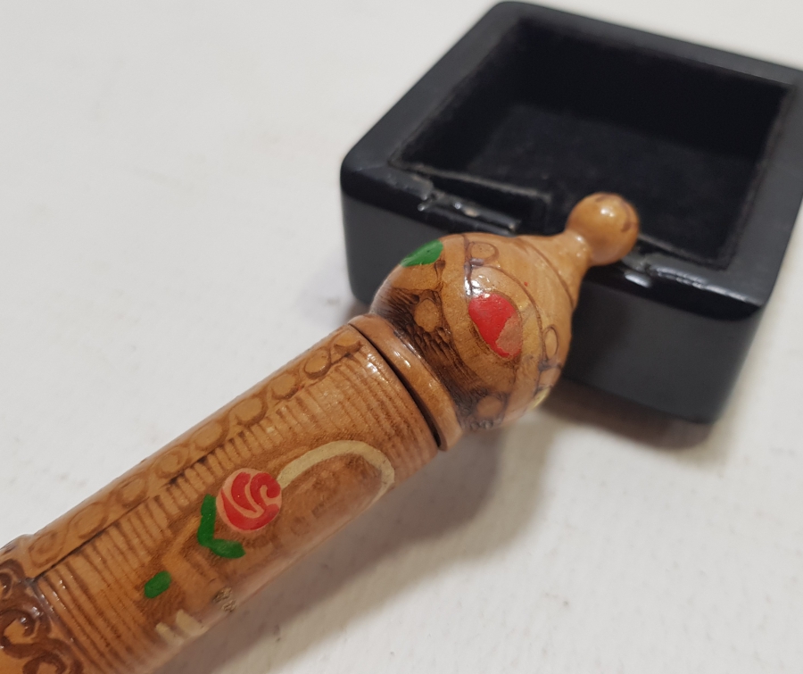 ÜZERİ EL BOYAMA İŞÇİLİKLİ ANTİKA AHŞAP İĞNEDAN