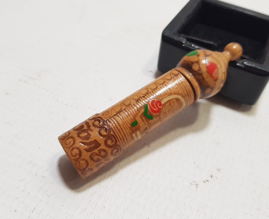 ÜZERİ EL BOYAMA İŞÇİLİKLİ ANTİKA AHŞAP İĞNEDAN