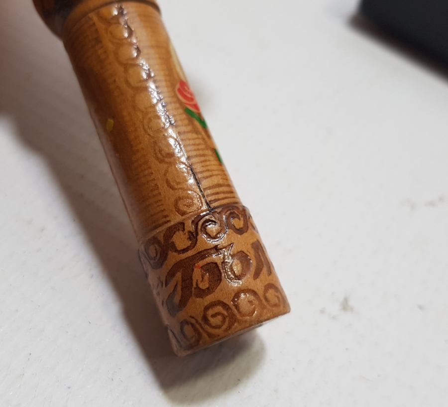 ÜZERİ EL BOYAMA İŞÇİLİKLİ ANTİKA AHŞAP İĞNEDAN