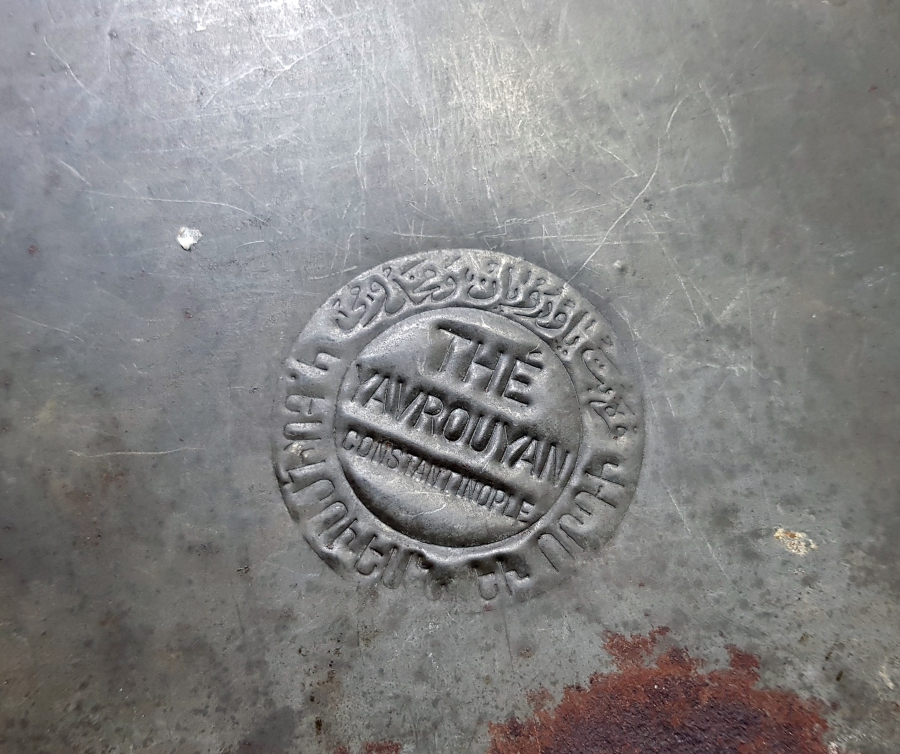 ÜZERİNDE 3 DİLDE DAMGA BULUNAN OSMANLI DÖNEMİ YAVRUYAN KAPAKLI KUTU