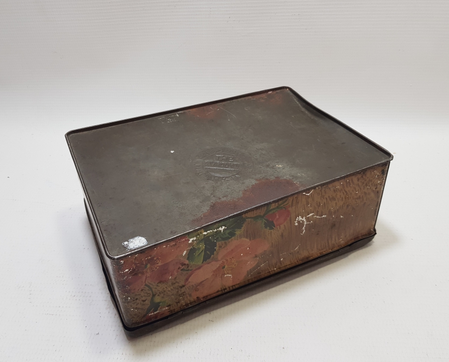 ÜZERİNDE 3 DİLDE DAMGA BULUNAN OSMANLI DÖNEMİ YAVRUYAN KAPAKLI KUTU