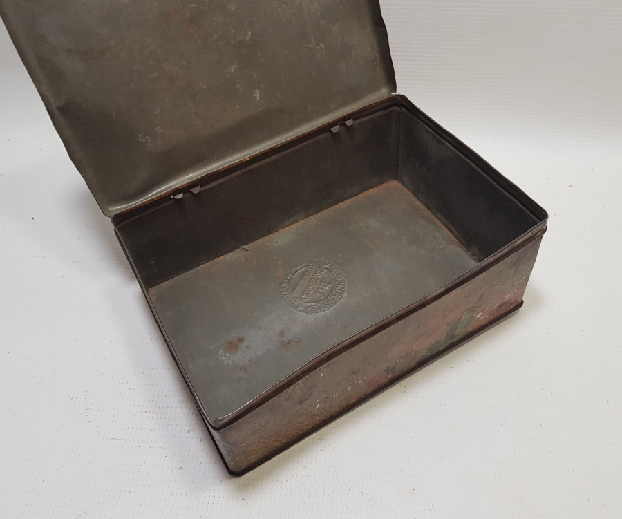 ÜZERİNDE 3 DİLDE DAMGA BULUNAN OSMANLI DÖNEMİ YAVRUYAN KAPAKLI KUTU