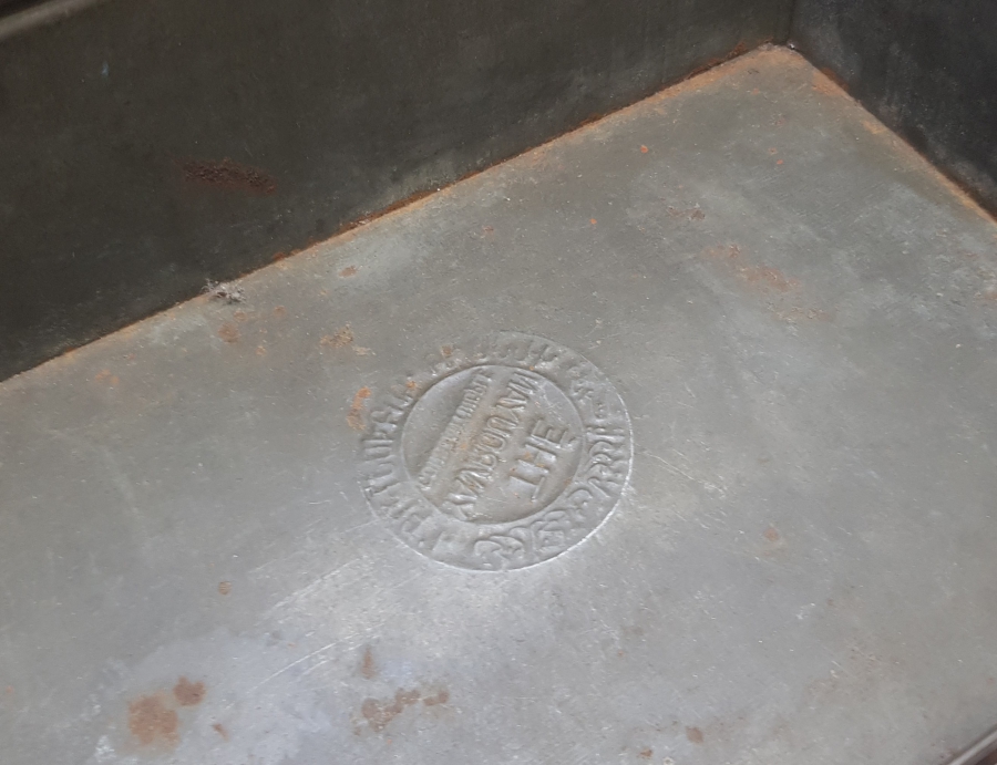 ÜZERİNDE 3 DİLDE DAMGA BULUNAN OSMANLI DÖNEMİ YAVRUYAN KAPAKLI KUTU