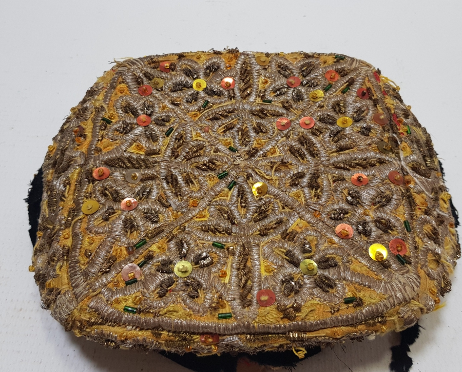 ÜZERİ GÜMÜŞ SIRMA İŞÇİLİKLİ OSMANLI DÖNEMİ TÜRKMEN İŞİ GELİN FESİ