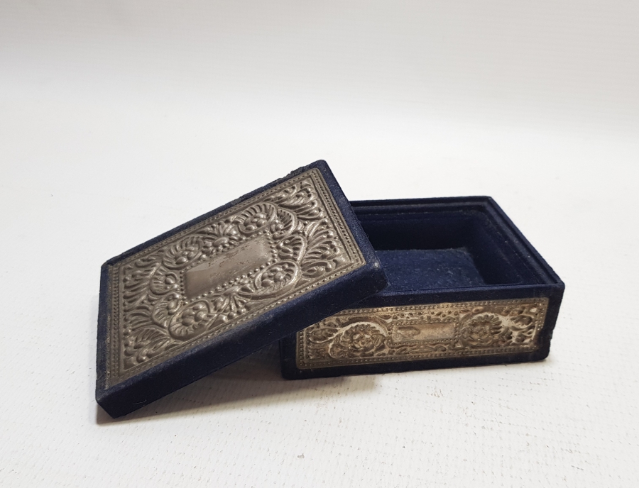 ÜZERİ KABARTMA İŞÇİLİKLİ ANTİKA KAPAKLI MÜCEVHER KUTUSU