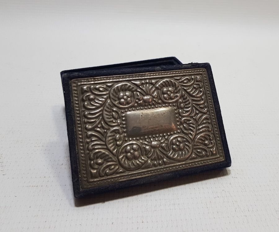 ÜZERİ KABARTMA İŞÇİLİKLİ ANTİKA KAPAKLI MÜCEVHER KUTUSU