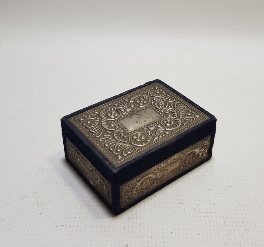 ÜZERİ KABARTMA İŞÇİLİKLİ ANTİKA KAPAKLI MÜCEVHER KUTUSU