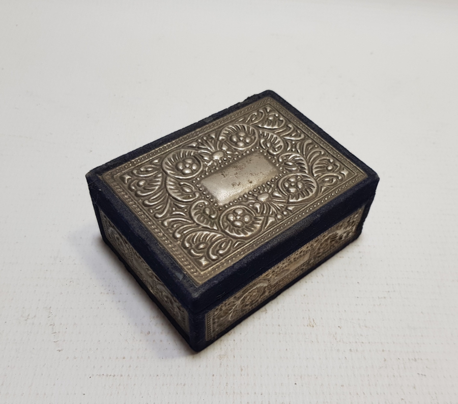 ÜZERİ KABARTMA İŞÇİLİKLİ ANTİKA KAPAKLI MÜCEVHER KUTUSU