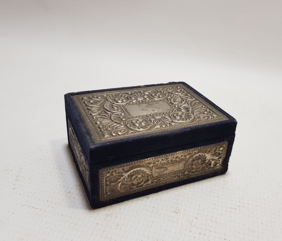 ÜZERİ KABARTMA İŞÇİLİKLİ ANTİKA KAPAKLI MÜCEVHER KUTUSU