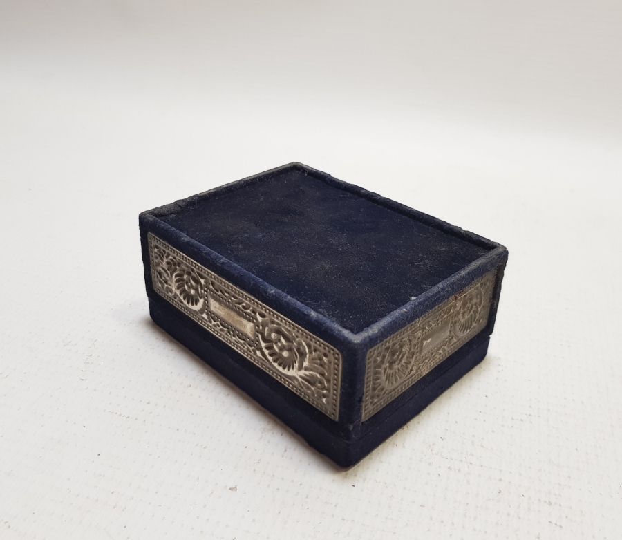 ÜZERİ KABARTMA İŞÇİLİKLİ ANTİKA KAPAKLI MÜCEVHER KUTUSU