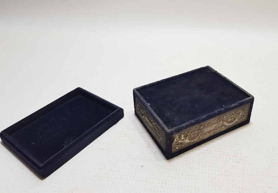 ÜZERİ KABARTMA İŞÇİLİKLİ ANTİKA KAPAKLI MÜCEVHER KUTUSU