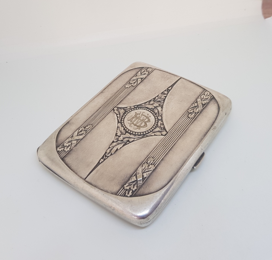 ÜZERİ İNSİYALLİ VE KABARTMA İŞÇİLİKLİ ANTİKA GÜMÜŞ SİGARA TABAKASI