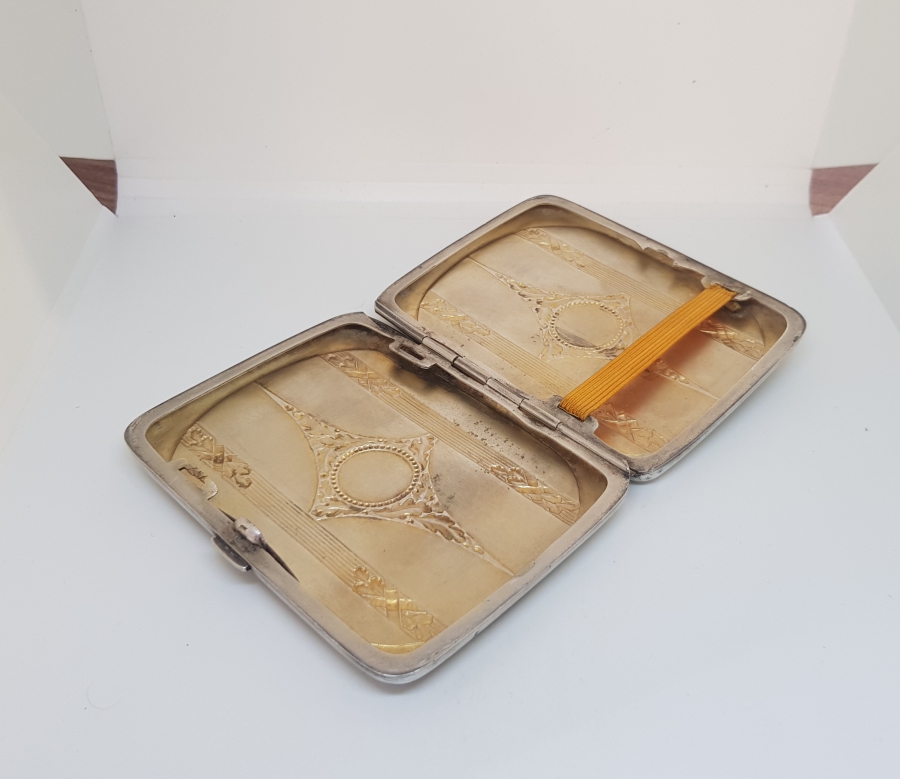 ÜZERİ İNSİYALLİ VE KABARTMA İŞÇİLİKLİ ANTİKA GÜMÜŞ SİGARA TABAKASI