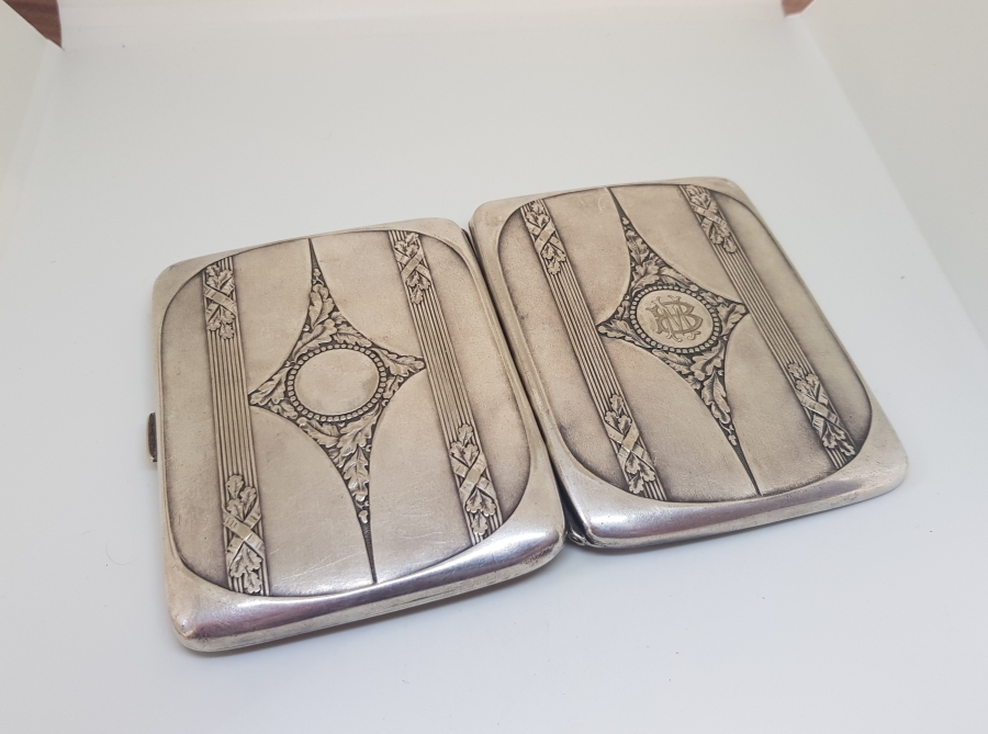 ÜZERİ İNSİYALLİ VE KABARTMA İŞÇİLİKLİ ANTİKA GÜMÜŞ SİGARA TABAKASI