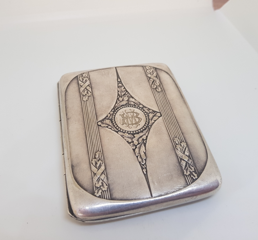 ÜZERİ İNSİYALLİ VE KABARTMA İŞÇİLİKLİ ANTİKA GÜMÜŞ SİGARA TABAKASI