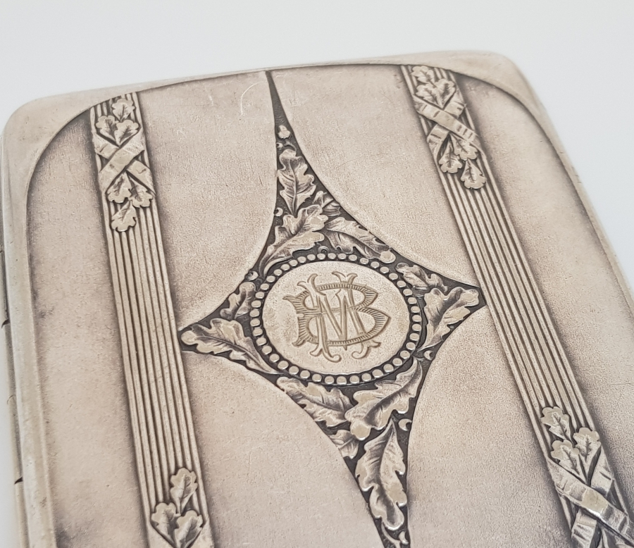 ÜZERİ İNSİYALLİ VE KABARTMA İŞÇİLİKLİ ANTİKA GÜMÜŞ SİGARA TABAKASI