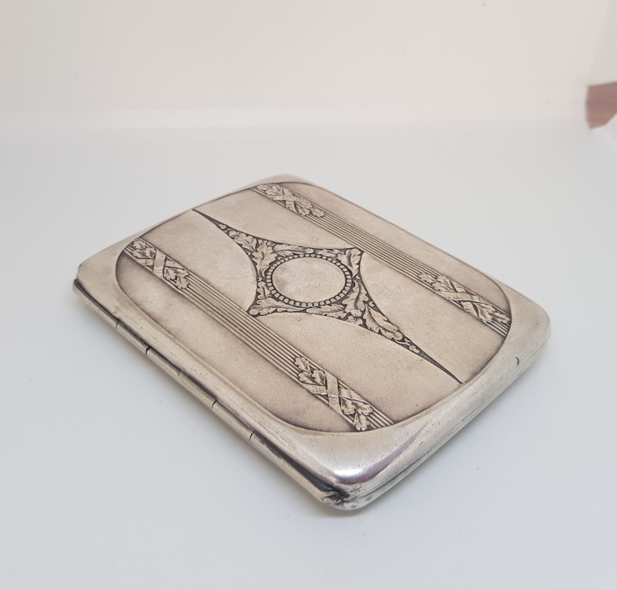ÜZERİ İNSİYALLİ VE KABARTMA İŞÇİLİKLİ ANTİKA GÜMÜŞ SİGARA TABAKASI