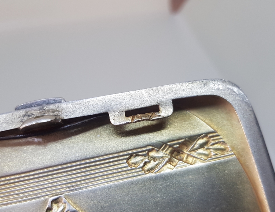 ÜZERİ İNSİYALLİ VE KABARTMA İŞÇİLİKLİ ANTİKA GÜMÜŞ SİGARA TABAKASI