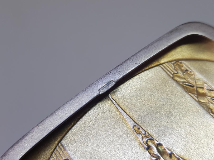 ÜZERİ İNSİYALLİ VE KABARTMA İŞÇİLİKLİ ANTİKA GÜMÜŞ SİGARA TABAKASI