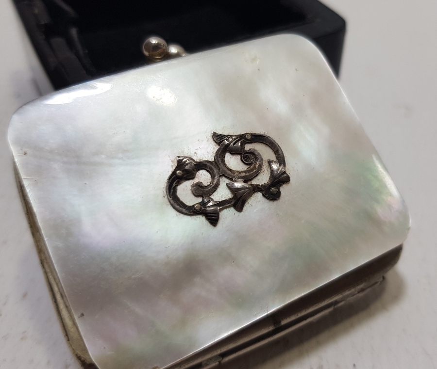 ÜZERİ GÜMÜŞ OSMANLICA İNSİYALLİ İPEK ASTARLI SEDEF CÜZDAN