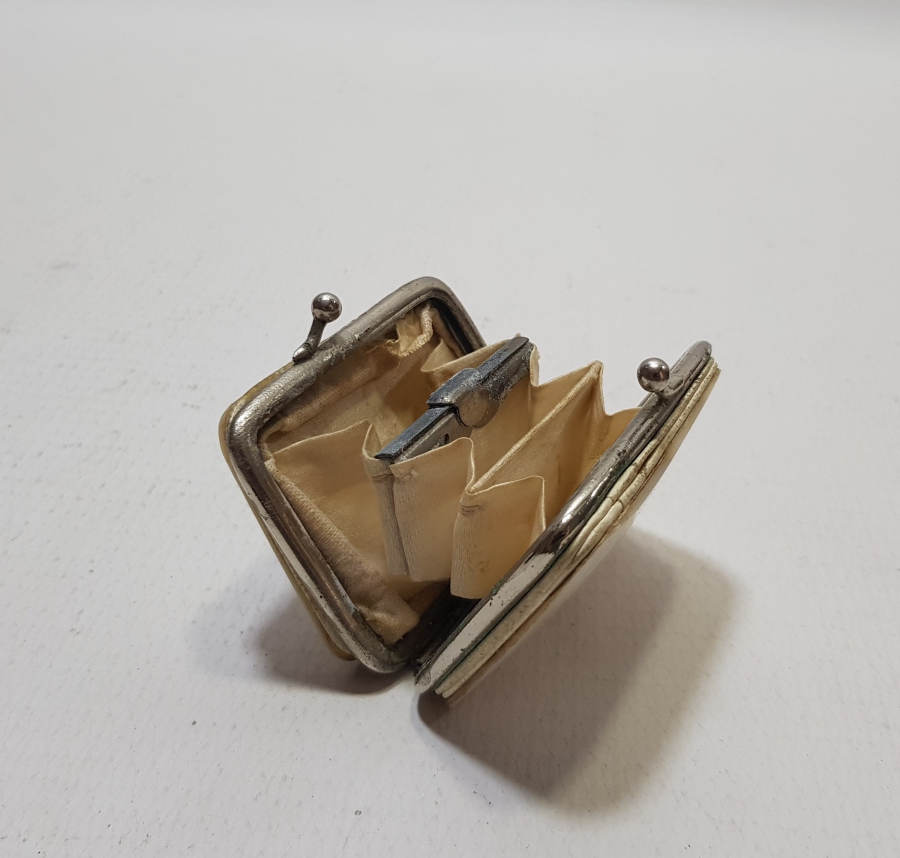 ÜZERİ GÜMÜŞ OSMANLICA İNSİYALLİ İPEK ASTARLI SEDEF CÜZDAN