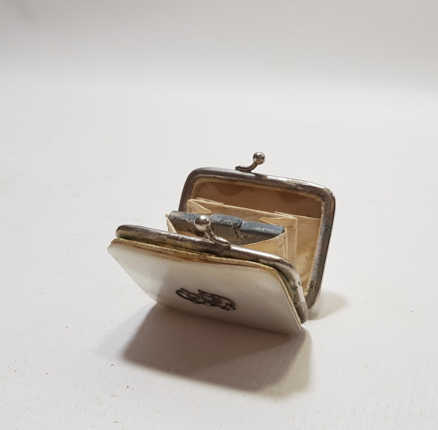 ÜZERİ GÜMÜŞ OSMANLICA İNSİYALLİ İPEK ASTARLI SEDEF CÜZDAN