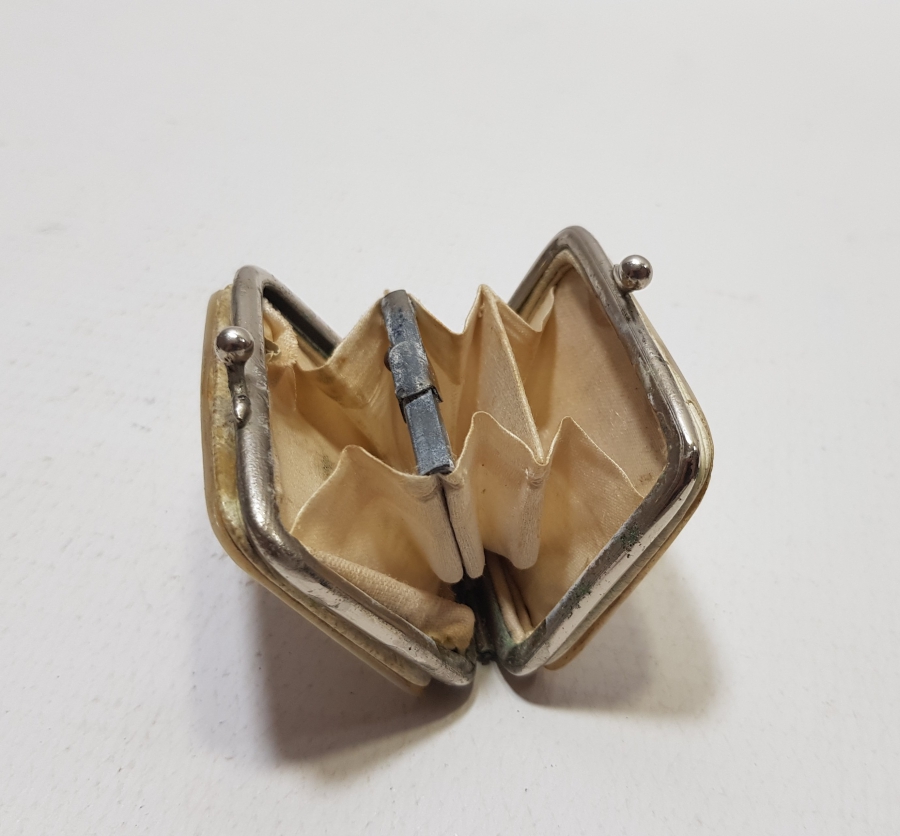 ÜZERİ GÜMÜŞ OSMANLICA İNSİYALLİ İPEK ASTARLI SEDEF CÜZDAN