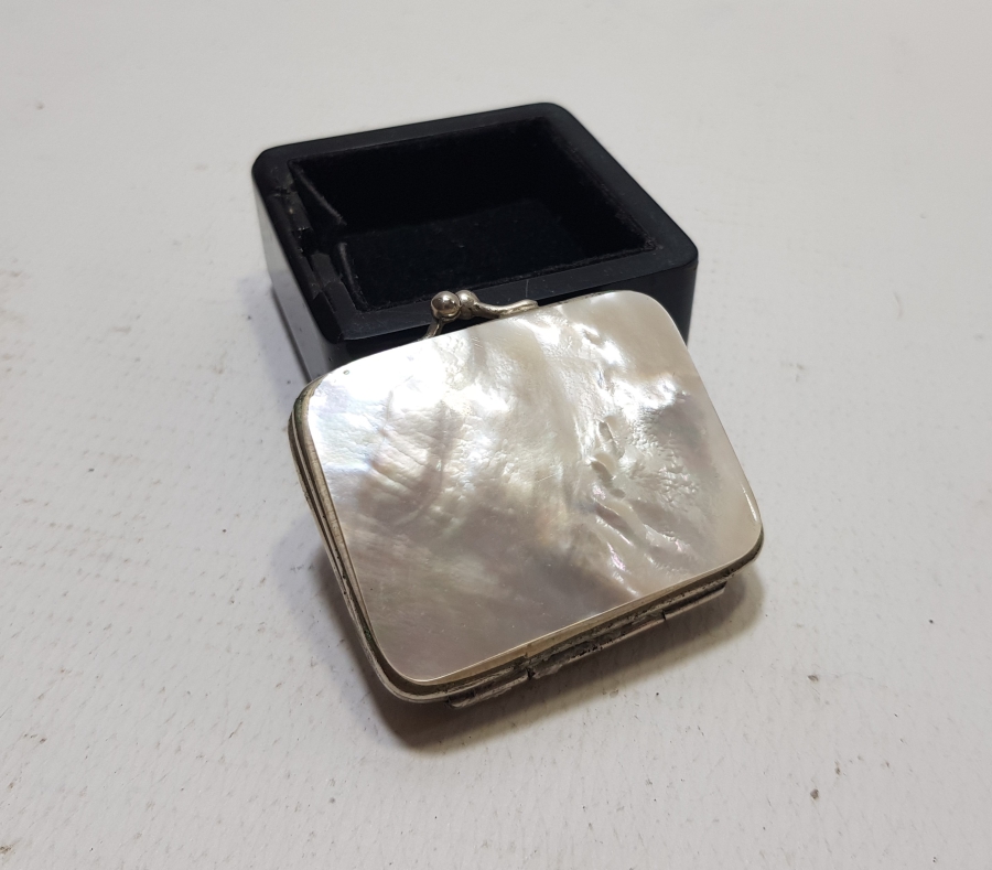 ÜZERİ GÜMÜŞ OSMANLICA İNSİYALLİ İPEK ASTARLI SEDEF CÜZDAN